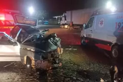 Colisão entre carro e carreta ocorreu na BR-251, em Francisco Sá — Foto: Samu/Divulgação