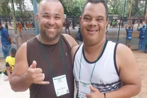 Júlio Brito e Douglas José, atletas de futsal da APAE Sete Lagoas. Foto: Reprodução SeteLagoas.com.br.