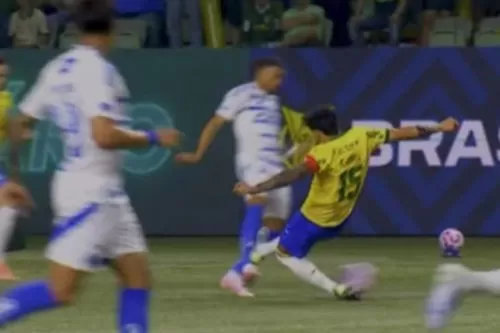 Momento em que zagueiro Gustavo Gómez, do Palmeiras, atinge a canela de Wanderson, do Cruzeiro Foto: Instagram/Reprodução