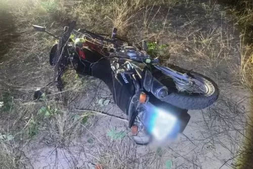 Moto furtada envolvida no acidente — Foto: Polícia Militar