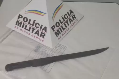 Facão usado no crime foi apreendido — Foto: Polícia Militar/Divulgação