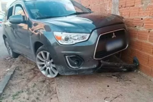 Suspeito foi contido após perder o controle e subir em calçada — Foto: Divulgação