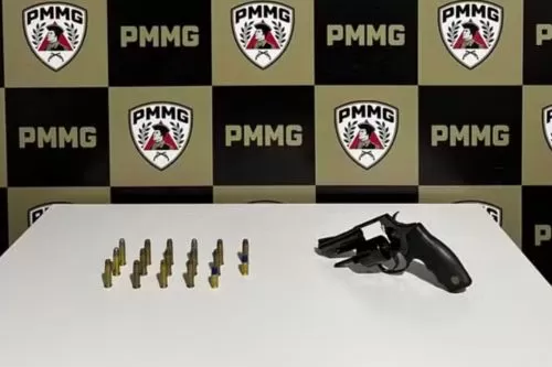 Arma e munições apreendidas — Foto: Polícia Militar