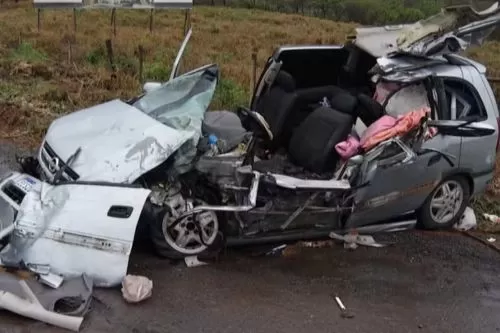 Carro das vítimas — Foto: Alexandre Nobre/Inter TV