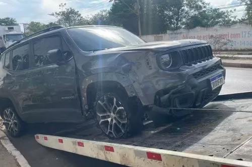 Carro ficou destruído — Foto: Gabrielle Silva/Inter TV Grande Minas