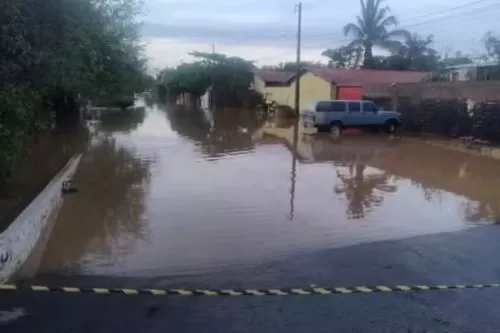 Ruas ficaram alagadas — Foto: Redes sociais