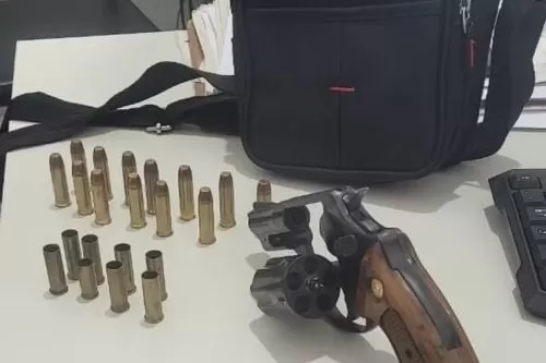 Polícia Civil prende suspeitos e apreende arma e celulares em Jaíba e Porteirinha — Foto: Polícia Militar/Divulgação