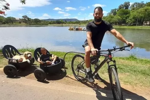 Patrick criou um “bitrem” com dois vagões, para que o filho e o cachorro pudessem passear juntos — Foto: Fábio Alexsandro/ Inter TV