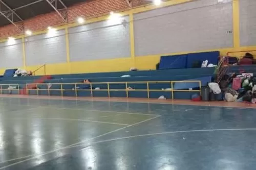 Famílias estão alojadas no ginásio Ana Lopes — Foto: Gabrielle Silva/Inter TV