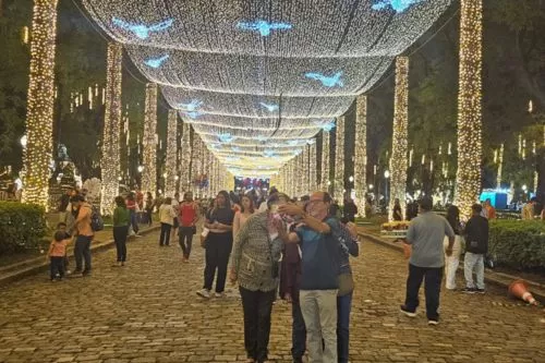 Público lotou a Praça da Liberdade para conferir a iluminação de Natal deste ano | Foto: Paulo Henrique Silva/O TEMPO