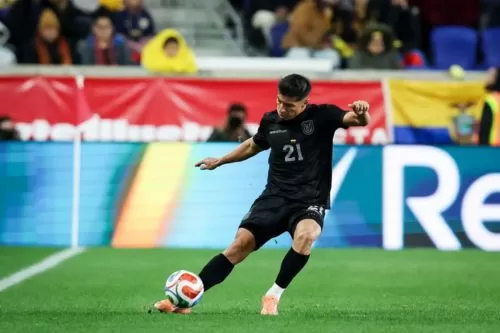 Alan Franco em ação pela seleção do Equador Foto: Ira L. Black / AFP