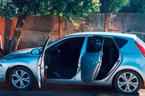 Os indivíduos estavam em um carro furtado – Crédito: PMMG