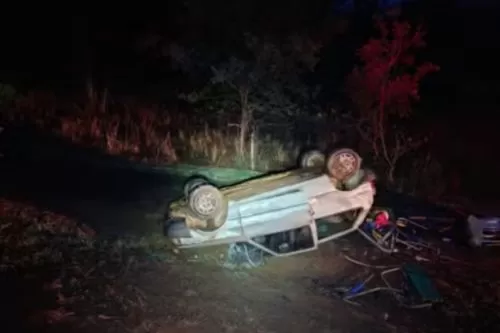 Carro foi encontrado capotado fora da pista — Foto: Divulgação