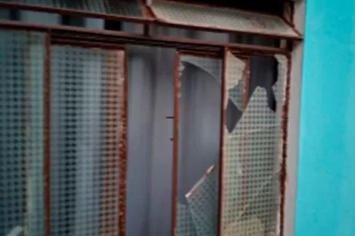 A suspeita teria quebrado janelas do local – Crédito: PMMG