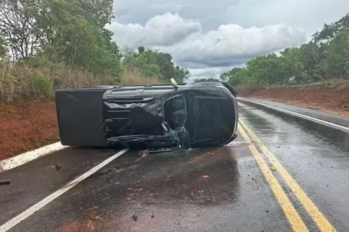 Caminhonete tombou na BR-365 — Foto: Polícia Rodoviária Federal/ Divulgação