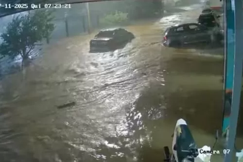 Ruas ficaram alagadas — Foto: Redes sociais