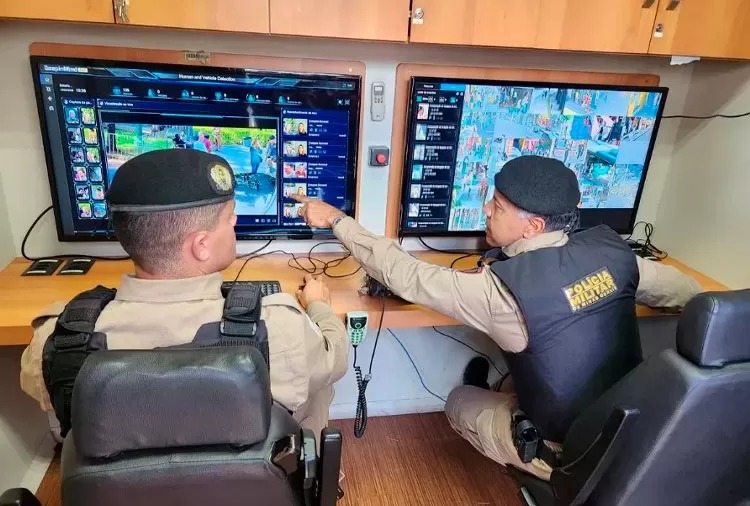 Policiais monitoram câmeras de reconhecimento facial. Crédito: PMMG.