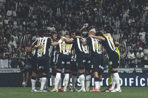 Jogadores do Atlético se reúnem no gramado da Arena MRV (foto: Pedro Souza/Atlético)