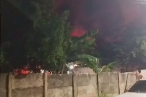 VÍDEO: incêndio destrói barracão em Curvelo