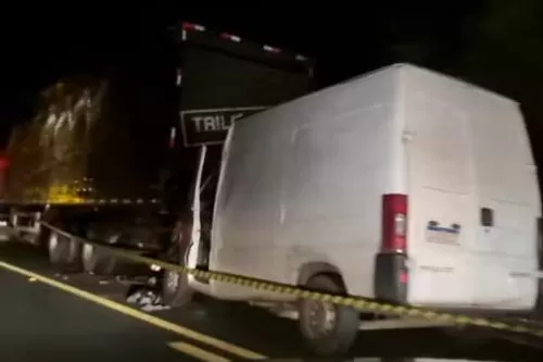 Duas pessoas morrem após van bater em caminhão parado na BR-135