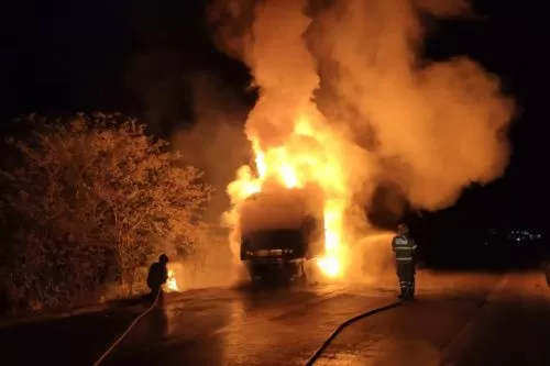 Carreta pegou fogo na BR-251/ Foto: Reprodução redes sociais