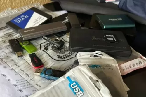 Policiais durante o cumprimento dos mandados — Foto: Polícia Federal