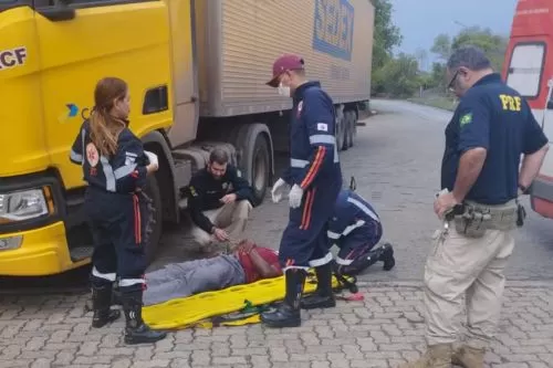 Caminhoneiro foi socorrido pelo Samu — Foto: Polícia Rodoviária Federal/ Divulgação