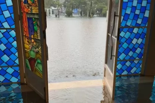 Água entrou na igreja Rosa Mística — Foto: Paróquia Rosa Mística/Instagram