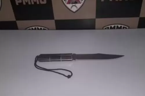 Faca usada no crime foi apreendida — Foto: Polícia Militar/Divulgação