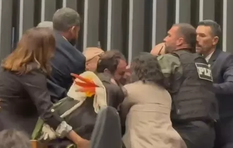 Policiais legislativos retiram Glauber Braga à força da Mesa Diretora da Câmara/Foto: Reprodução 
