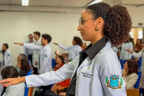 A jovem Yolle Louzada se tornou motivo de orgulho para Cordisburgo ao conquistar duas aprovações em Medicina — Foto: Cordisnoticias.com.br