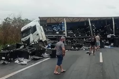 VÍDEO: Acidente grave com morte interdita BR-135 em Engenheiro Dolabela