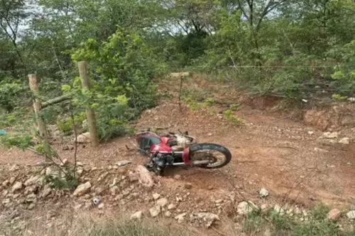 Motociclista bateu em uma cerca na zona rural de Engenheiro Navarro — Foto: Polícia Militar/Divulgação