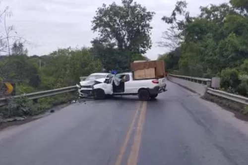 Colisão frontal ocorreu na ponte sobre o Rio Verde — Foto: Polícia Rodoviária Federal/ Divulgação