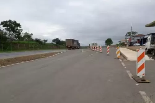 Trecho da BR-135 é interditado em Buenópolis para obras de readequação