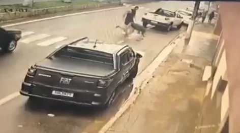 VÍDEO: Idoso é agredido por médico ao atravessar a rua no interior de Minas