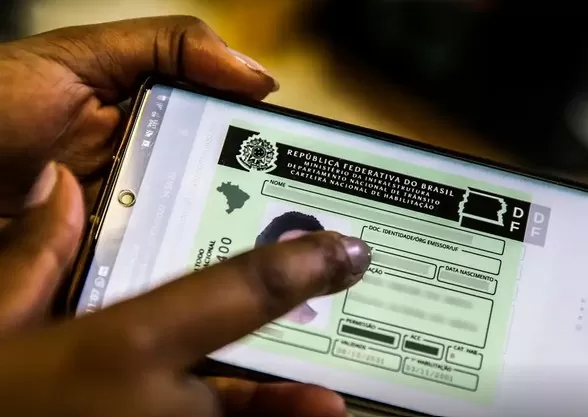 Novo aplicativo CNH do Brasil já pode ser usado em Minas Gerais e permite concluir curso teórico gratuito em até um dia