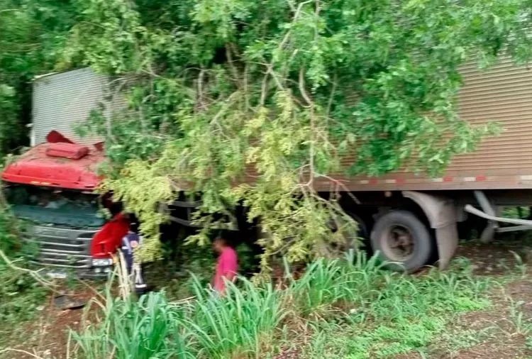 Carreta sai da pista após ultrapassagem e deixa quatro feridos na BR-135, em Bocaiuva