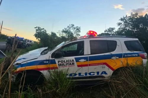 Viatura da Polícia Militar capota na MGC-135 durante patrulhamento