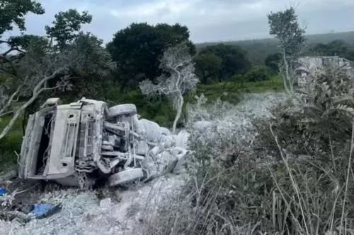 Carreta capotou na BR-251 — Foto: Samu/Divulgação