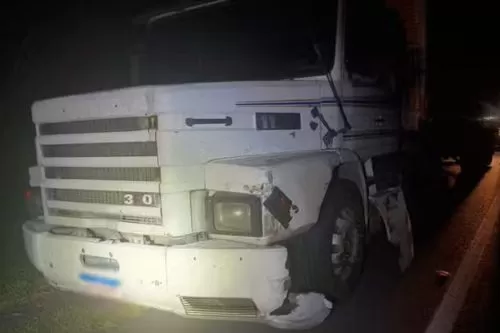 Motociclista morre após colisão com carreta e incêndio na BR-135, em Corinto