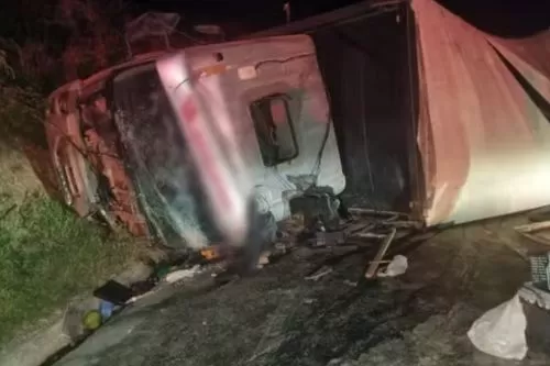 Caminhão carregado com cocos capotou na BR-251 — Foto: Corpo de Bombeiros/Divulgação