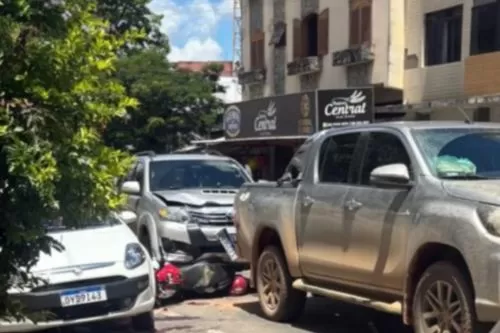 Motociclista fica ferido em acidente envolvendo dois carros na área central de Curvelo