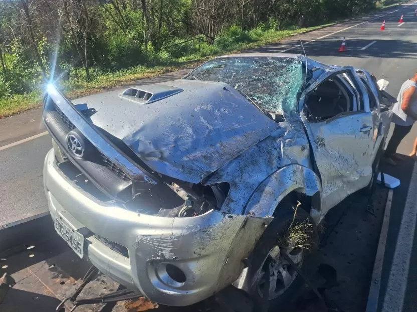 Capotamento na BR-135 deixa duas pessoas feridas em Curvelo
