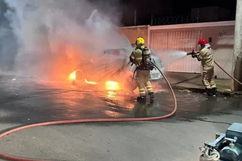 VÍDEO: Incêndio destrói carro no bairro Planalto, em Montes Claros