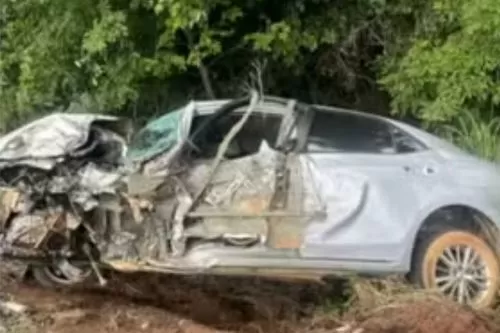 Acidente envolveu um caminhão-trator e dois carros — Foto: Montagem/g1