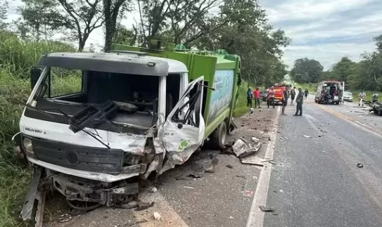 Vídeo: Batida entre carro e caminhão de lixo deixa uma pessoa morta e outra ferida na MG-050 em MG