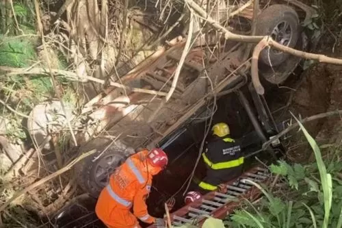 Capotamento deixa três pessoas feridas na zona rural de Montes Claros