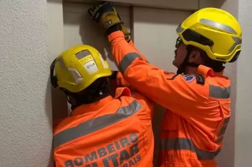 Vítimas ficaram presas no elevador e foram resgatadas pelos bombeiros — Foto: Corpo de Bombeiros/Divulgação