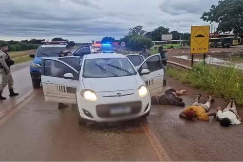 Momento em que o carro com os quatro ocupantes em fuga foi abordado — Foto: Polícia Militar